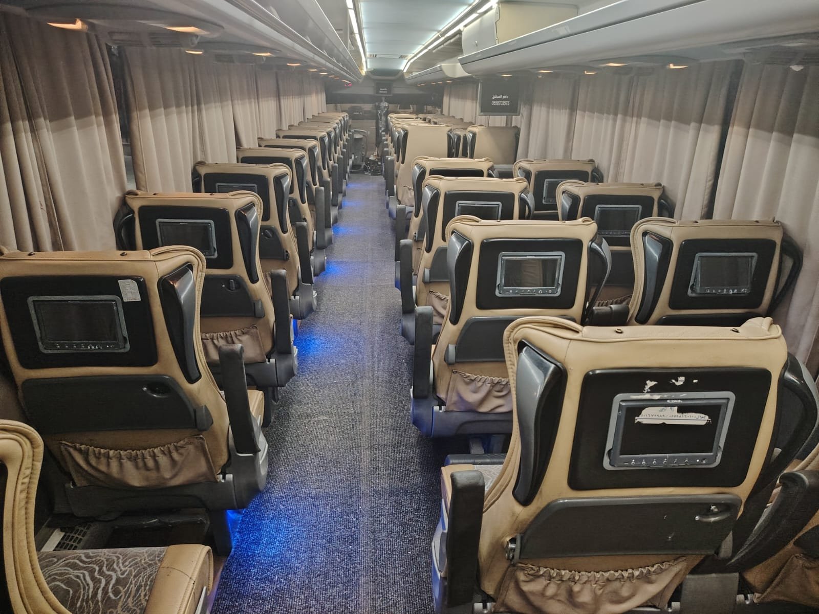 مقاعد باص VIP بترتيب 2+1 لرحلات العمرة من الرياض