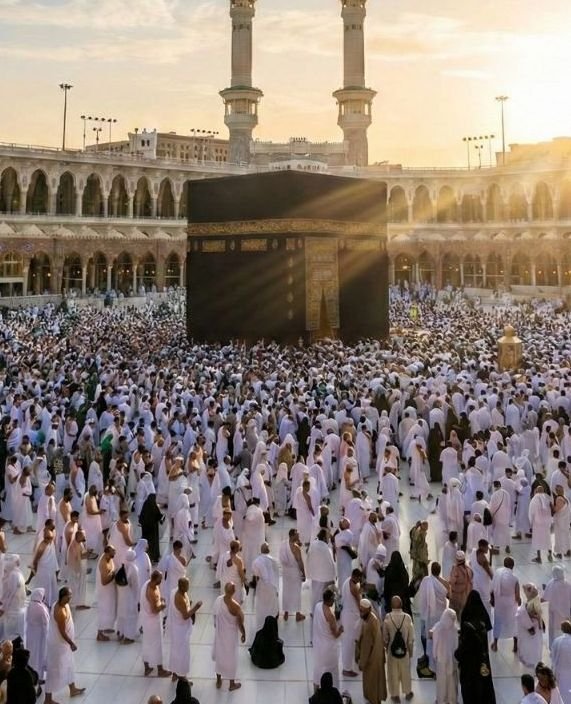 معتمرون في ساحات المسجد الحرام بمكة المكرمة